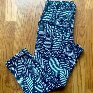 Lululemon high waisted, 21” crop legging in palm print, Sz 8. like new.